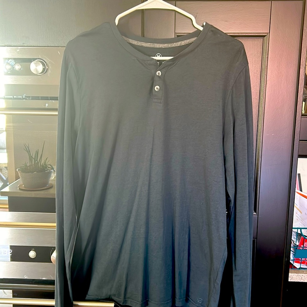free fly henley size M. worn once, like new